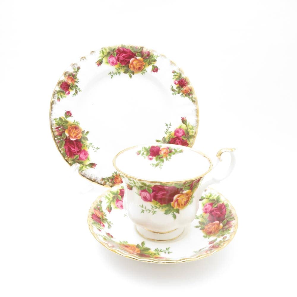 美品 ROYAL ALBERT ロイヤルアルバート オールドカントリーローズ ティーカップ＆ソーサー 中皿 2点 セット デザートプレート ケーキ 18cm SY11644A1 【中古】