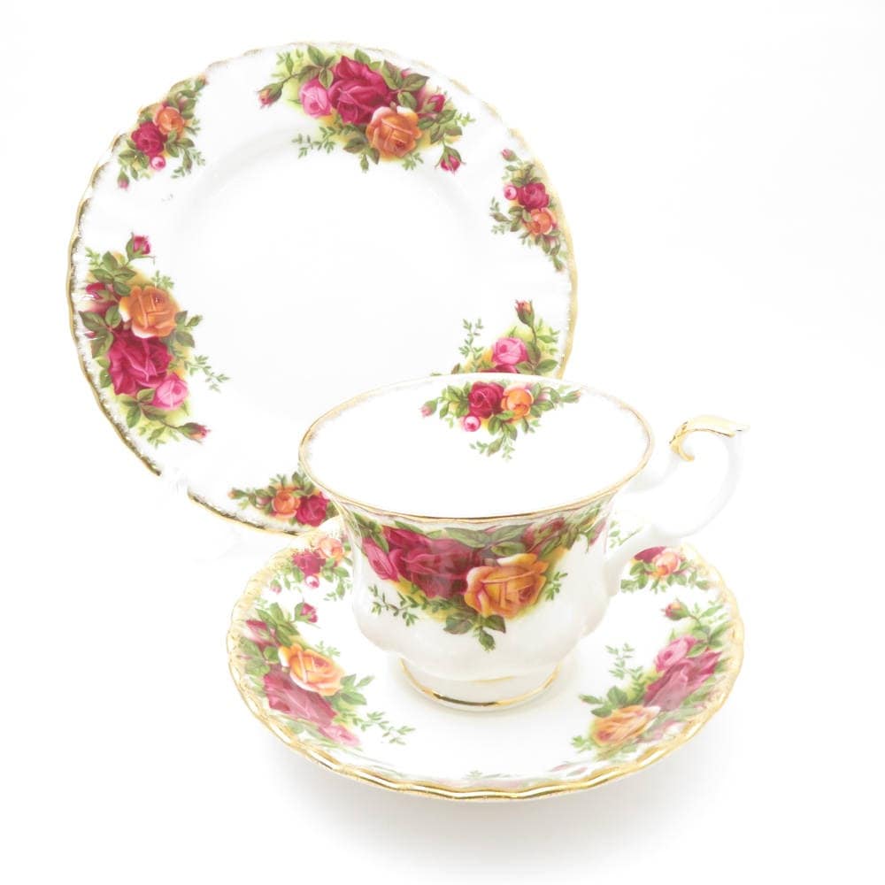 美品 ROYAL ALBERT ロイヤルアルバート オールドカントリーローズ ティーカップ＆ソーサー 中皿 2点 セット デザートプレート ケーキ 18cm SY11645A1 【中古】
