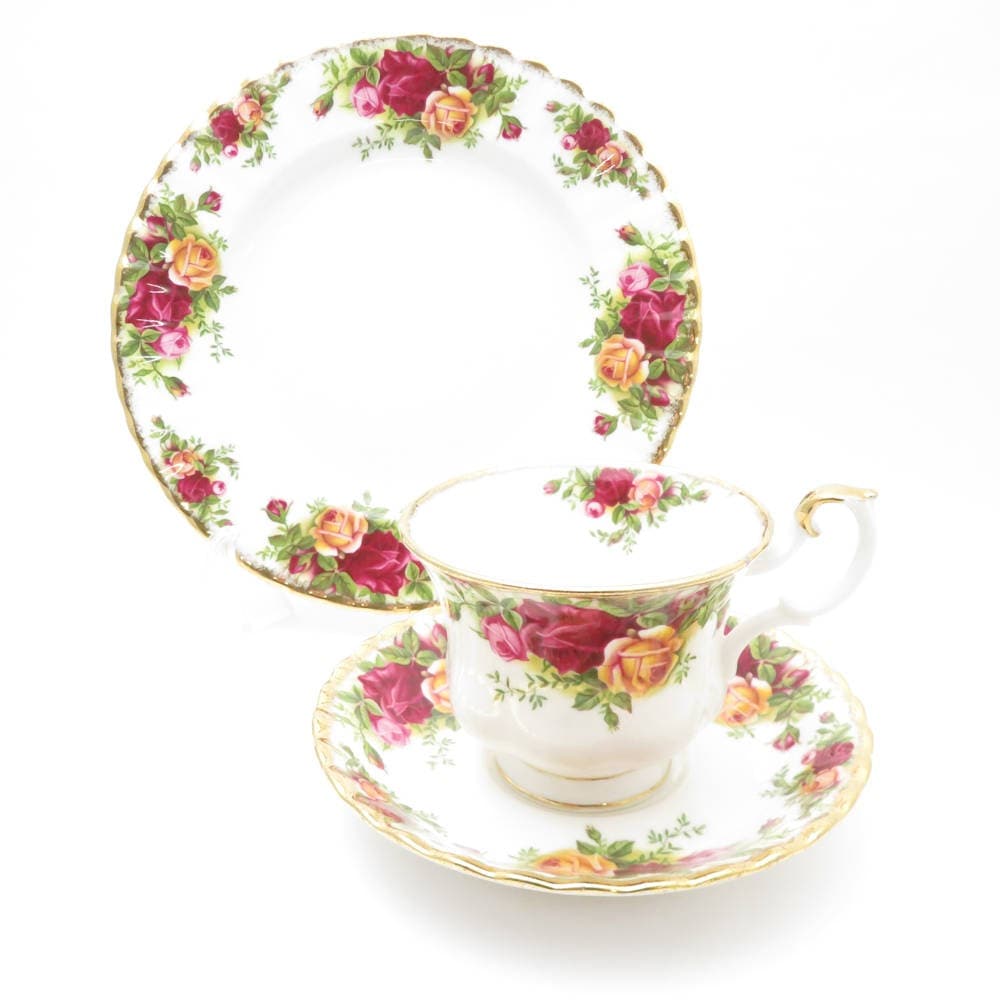 美品 ROYAL ALBERT ロイヤルアルバート オールドカントリーローズ ティーカップ＆ソーサー 中皿 2点 セット デザートプレート ケーキ 20cm SY11646A1 【中古】