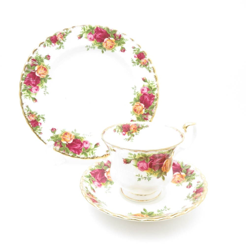 美品 ROYAL ALBERT ロイヤルアルバート オールドカントリーローズ ティーカップ＆ソーサー 中皿 2点 セット デザートプレート ケーキ 20cm SY11647A1 【中古】