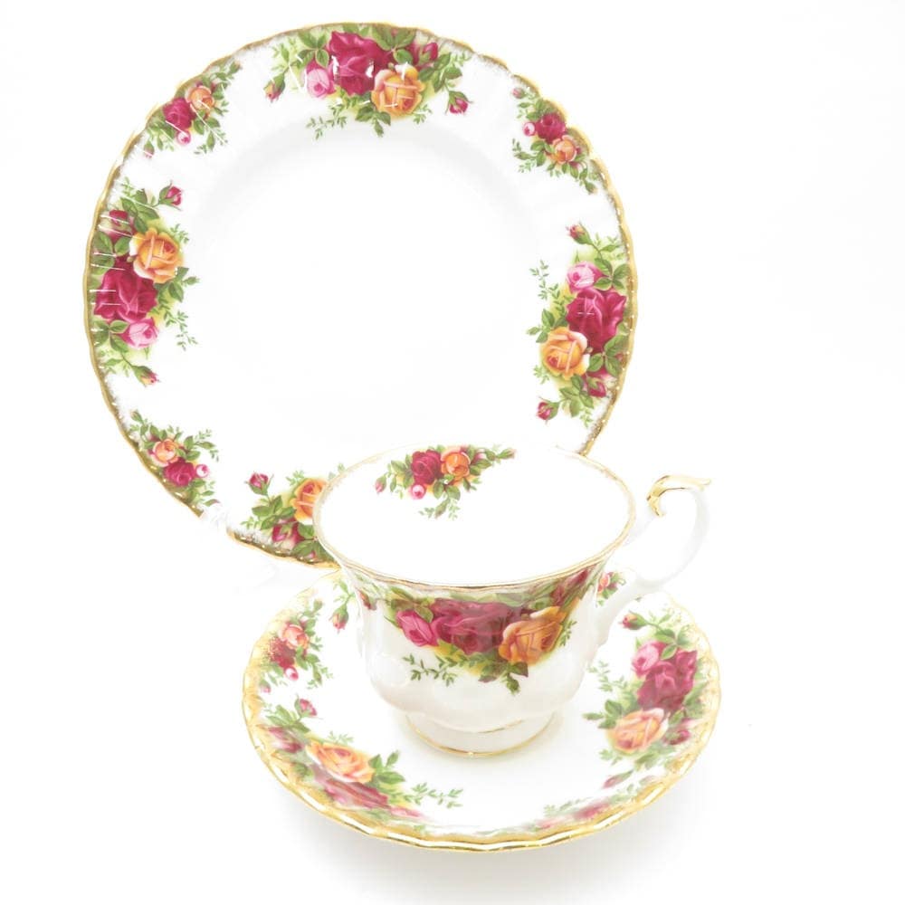 美品 ROYAL ALBERT ロイヤルアルバート オールドカントリーローズ ティーカップ＆ソーサー 中皿 2点 セット デザートプレート ケーキ 20cm SY11648A1 【中古】