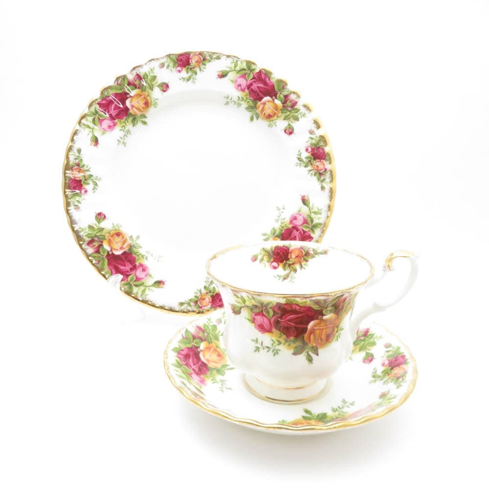 美品 ROYAL ALBERT ロイヤルアルバート オールドカントリーローズ ティーカップ＆ソーサー 中皿 2点 セット デザートプレート ケーキ 20cm SY11650A1 【中古】
