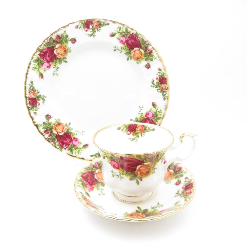 美品 ROYAL ALBERT ロイヤルアルバート オールドカントリーローズ ティーカップ＆ソーサー 中皿 2点 セット デザートプレート ケーキ 20cm SY11651A1 【中古】