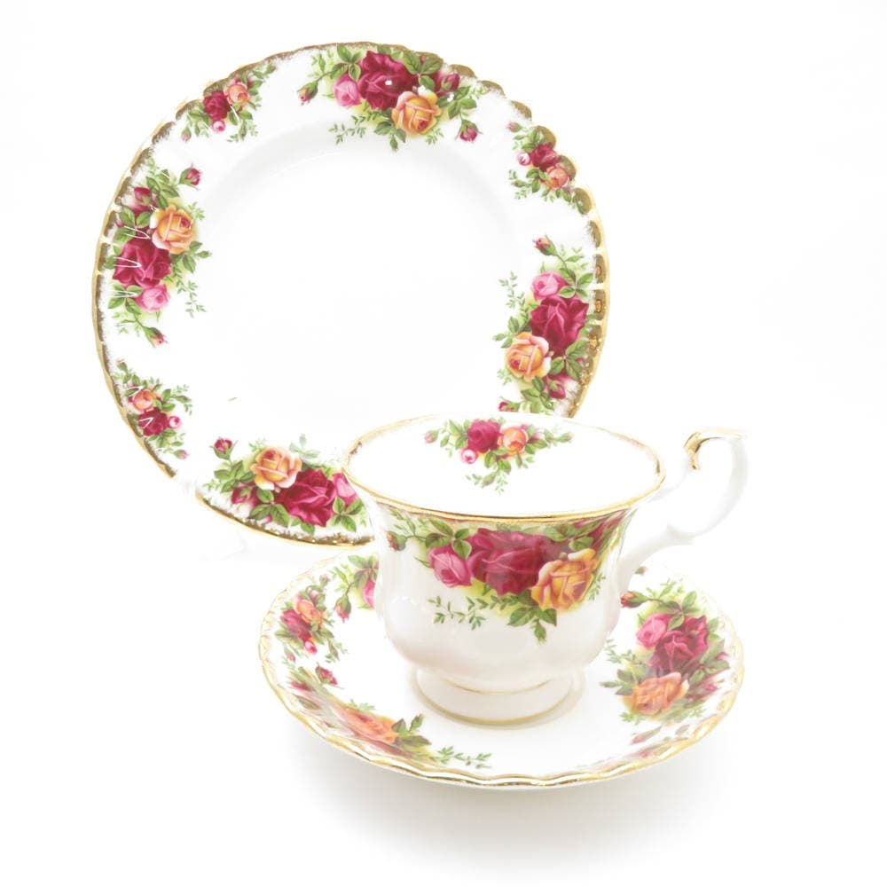 美品 ROYAL ALBERT ロイヤルアルバート オールドカントリーローズ ティーカップ＆ソーサー 中皿 2点 セット デザートプレート ケーキ 20cm SY11652A1 【中古】