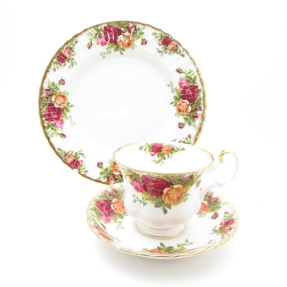 美品 ROYAL ALBERT ロイヤルアルバート オールドカントリーローズ ティーカップ＆ソーサー 中皿 2点 セット デザートプレート ケーキ 20cm SY11653A1 【中古】