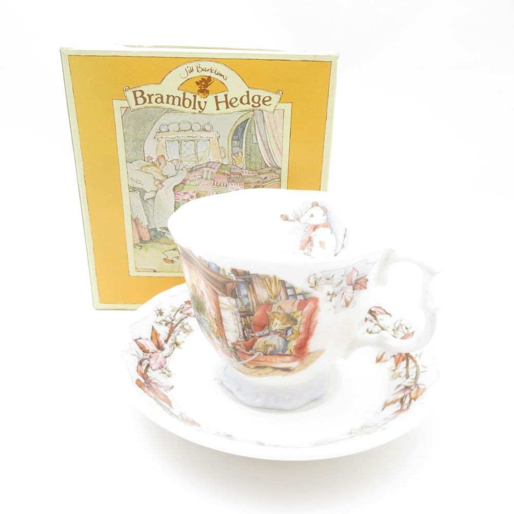 美品 ROYAL ALBERT ロイヤルアルバート ブランブリーヘッジ ウィンター ティーカップ＆ソーサー 紅茶 英国 SU11503E2 【中古】