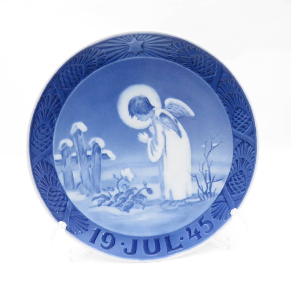 美品 ROYAL COPENHAGEN ロイヤルコペンハーゲン 1945年「平和のモティーフ」 イヤープレート 1枚 ウォールプレート 飾皿 昭和20年 SY12214B4 【中古】