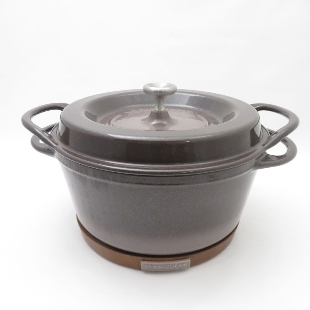 美品 VERMICULAR バーミキュラ オーブンポットラウンド パールブラウン 両手鍋 1点 ほうろう 鋳物ホーロー 鋳鉄 茶 22cm なべ 無水調理 料理 キッチン SU12015Z 【中古】