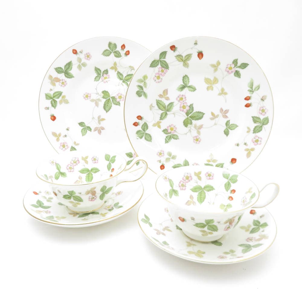 美品 WEDGWOOD ウェッジウッド ワイルドストロベリー ティーカップ＆ソーサー 中皿 トリオ2セット 20cmプレート SN250A1 【中古】