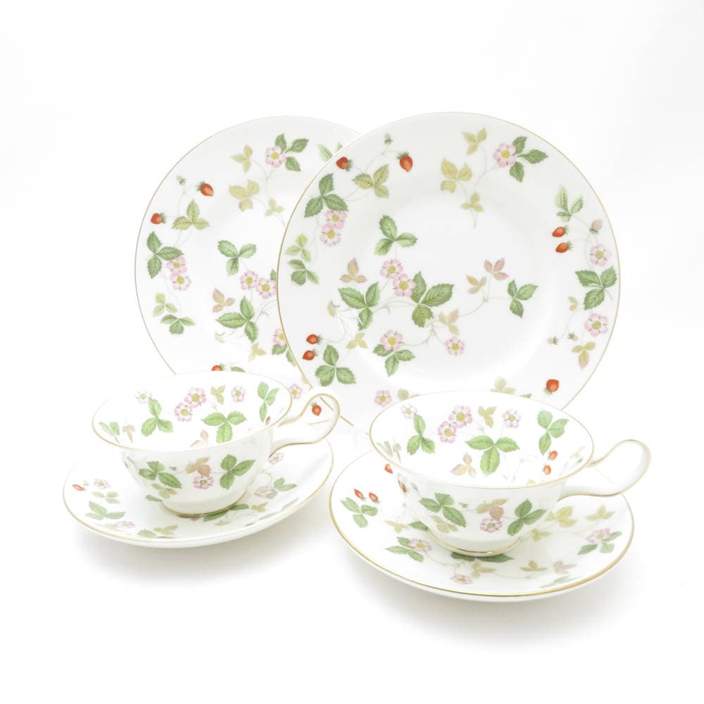 美品 WEDGWOOD ウェッジウッド ワイルドストロベリー ティーカップ＆ソーサー 中皿 トリオ2セット 20cmプレート SN251A1 【中古】
