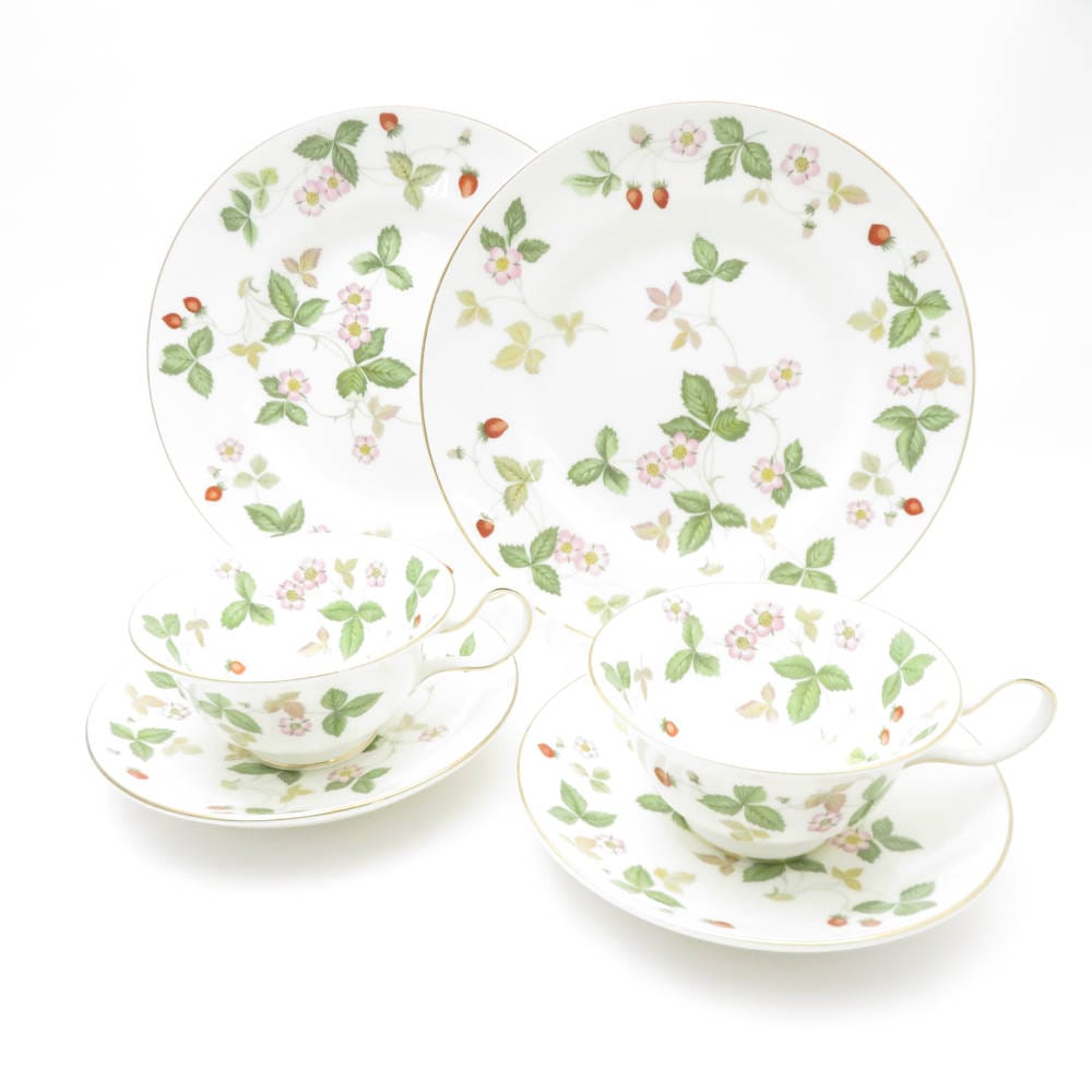 美品 WEDGWOOD ウェッジウッド ワイルドストロベリー ティーカップ＆ソーサー 中皿 トリオ2セット 20cmプレート SN252A1 【中古】