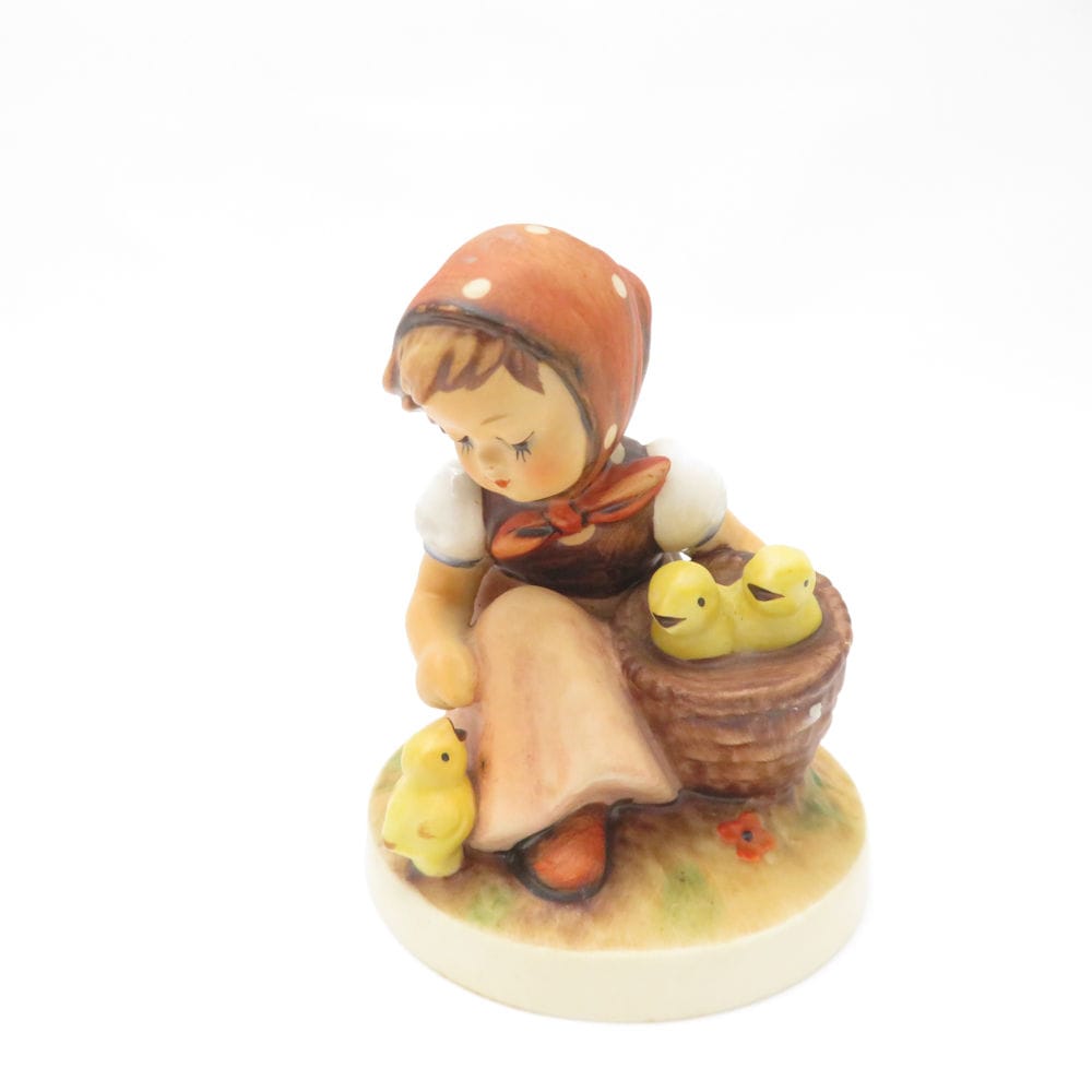 Goebel ゲーベル ひよこと少女 57/0 Chick Girl フンメル人形 3羽のヒヨコと遊ぶ少女 置物 フィギュリン SC8166K1 【中古】