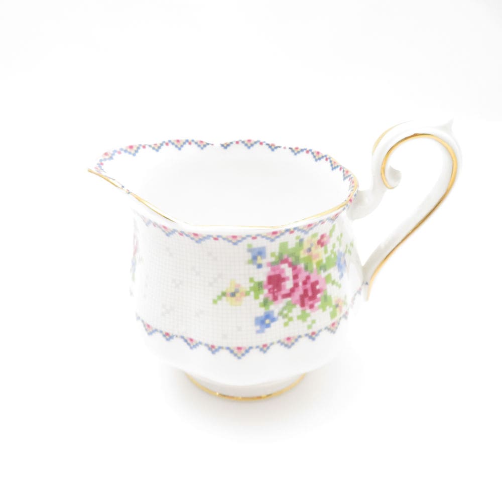 美品 ROYAL ALBERT ロイヤルアルバート プチポワン クリーマー クリーム ミルク 金彩 モザイク 薔薇 バラ SU12526K1 【中古】