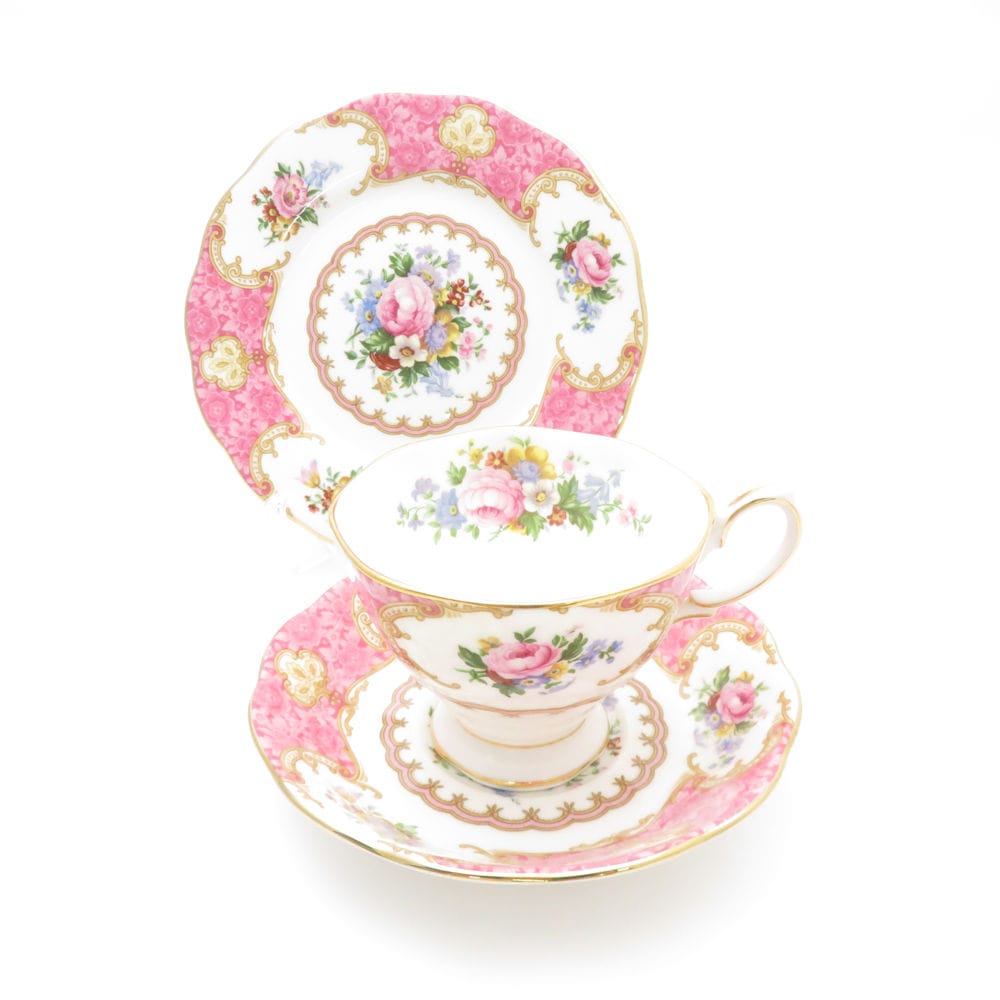 美品 ROYAL ALBERT ロイヤルアルバート レディカーライル ティーカップ＆ソーサー 中皿 トリオ 1セット ケーキ デザート プレート SY12831P1 【中古】