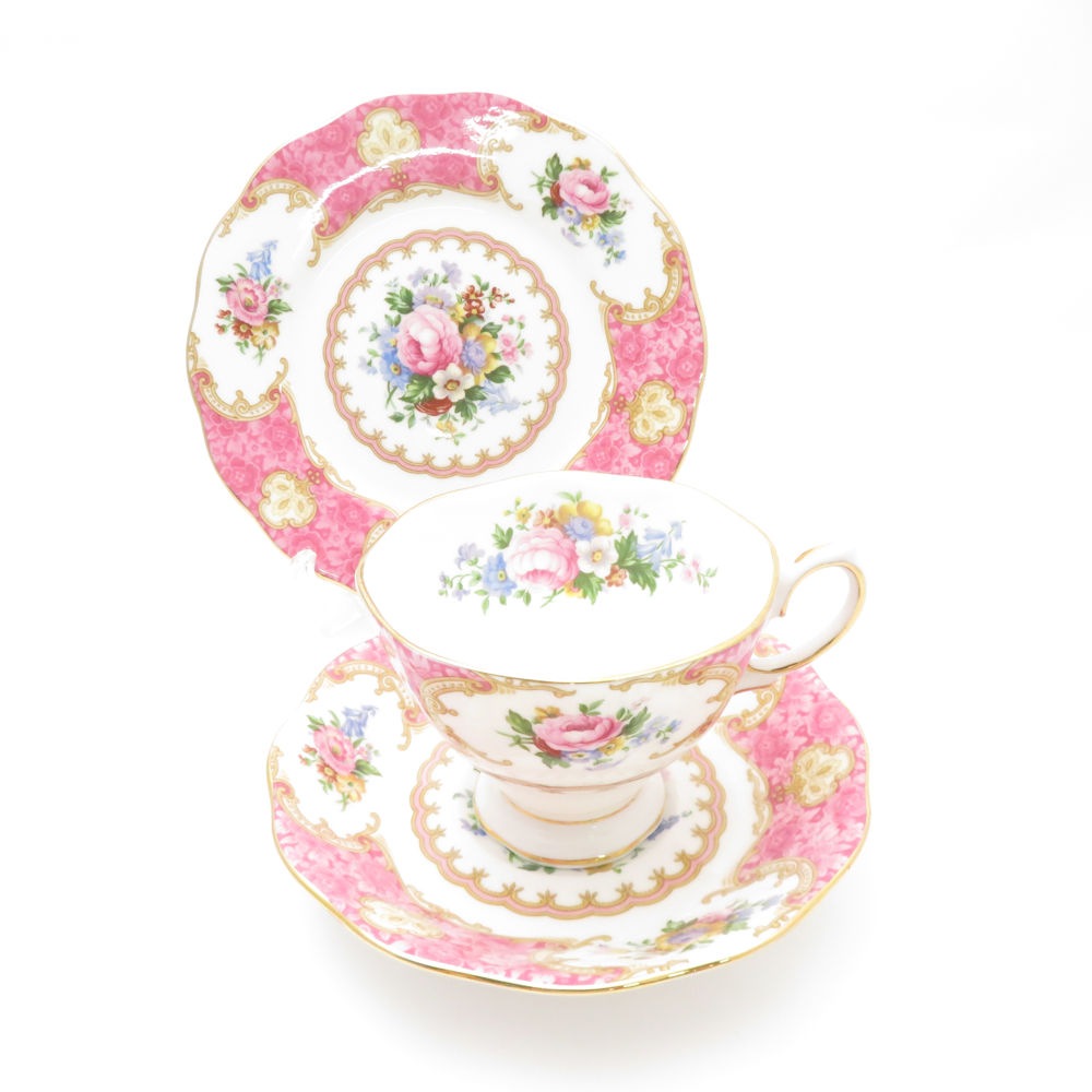 美品 ROYAL ALBERT ロイヤルアルバート レディカーライル ティーカップ＆ソーサー 中皿 トリオ 1セット ケーキ デザート プレート SY12832P1 【中古】