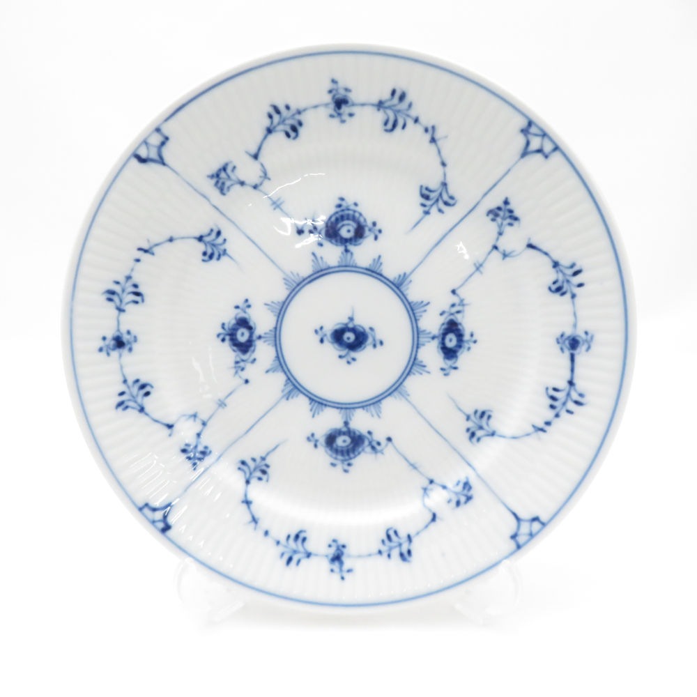 美品 ROYAL COPENHAGEN ロイヤルコペンハーゲン ブルーフルーテッドプレイン 620 中皿 19cmプレート 白磁 テーブルウェア SU12765F1 【中古】