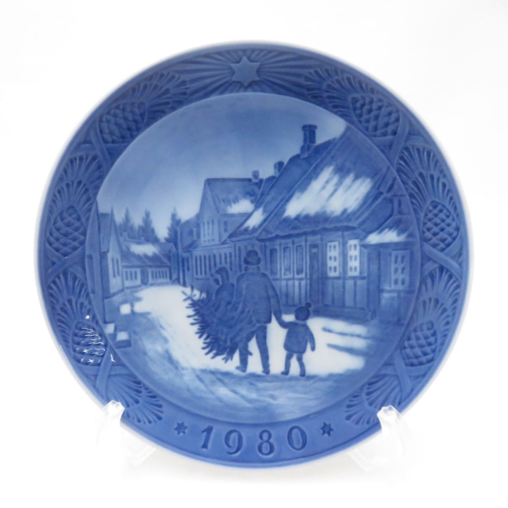 美品 ROYAL COPENHAGEN ロイヤルコペンハーゲン 1980年 クリスマスツリーをもって家へ イヤープレート 昭和55年 18cm ウォールプレート 飾り皿 SY13053R1 【中古】