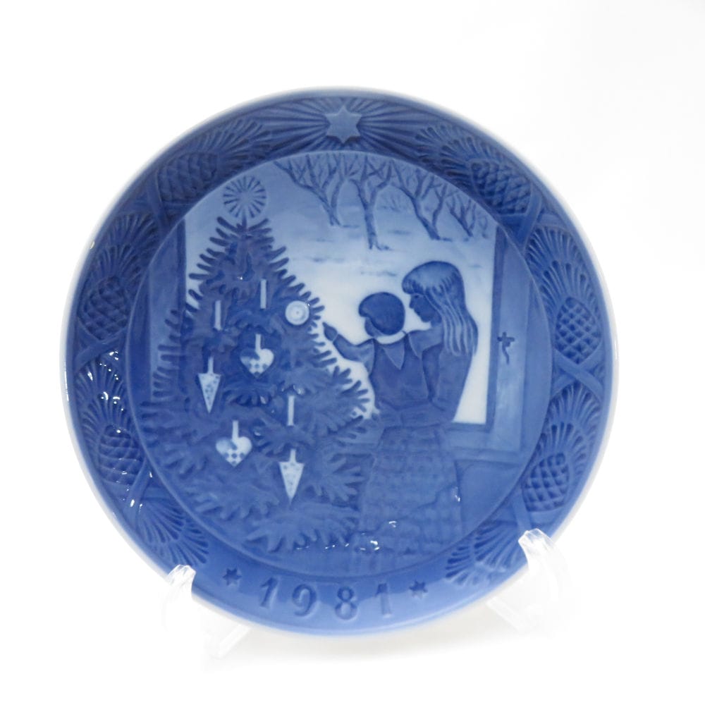 美品 ROYAL COPENHAGEN ロイヤルコペンハーゲン 1981年 クリスマスツリーに見とれて イヤープレート 昭和56年 18cm ウォールプレート 飾り皿 SY13054R1 【中古】