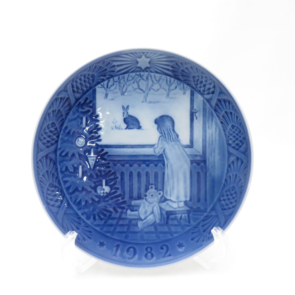 美品 ROYAL COPENHAGEN ロイヤルコペンハーゲン 1982年 クリスマスを待ちこがれて イヤープレート 昭和57年 18cm ウォールプレート 飾り皿 SY13055R1 【中古】