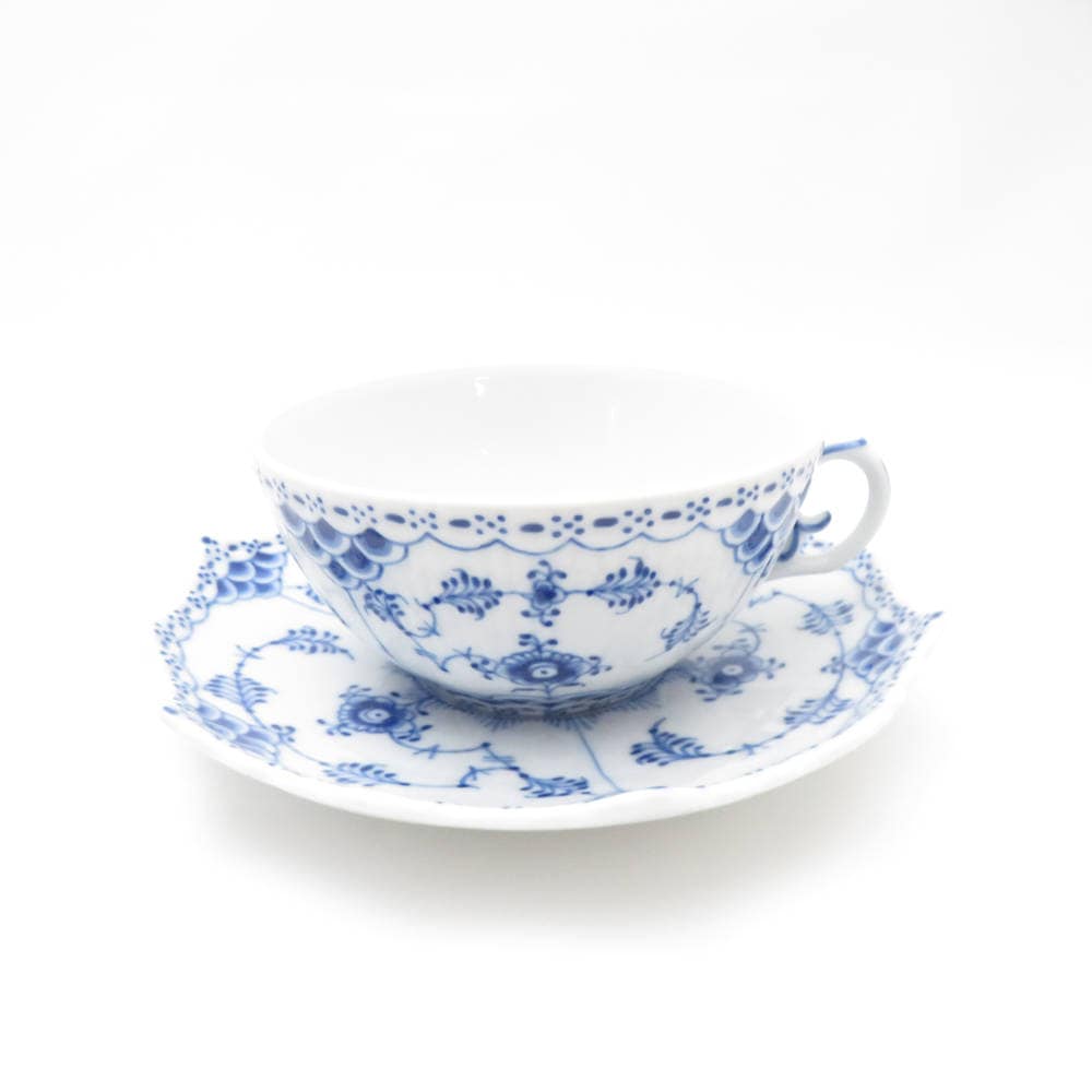 美品 ROYAL COPENHAGEN ロイヤルコペンハーゲン ブルーフルーテッドフルレース 081/082 ティーカップ＆ソーサー 1客 白磁 青 高級食器 テーブルウェア SU12959B4 【中古】