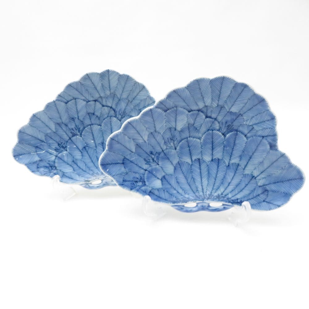 HATAMAN 畑萬陶苑 鍋島御庭焼 染付 三階松皿 2枚 ペア 杏葉の紋 伊万里 飾皿 和食器 SC8802K1 【中古】