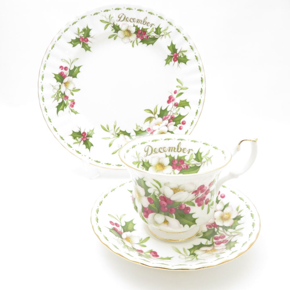 美品 ROYAL ALBERT ロイヤルアルバート フラワーオブザマンス 12月 クリスマスローズ カップ＆ソーサー 中皿 1セット トリオ December 20cmプレート SM4658A3 【中古】
