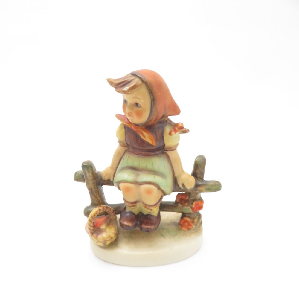 Goebel ゲーベル 112 フンメル人形 フィギュリン 1点 置物 少女 ひと休み 休憩 座る 腰掛ける SC9361V1 【中古】