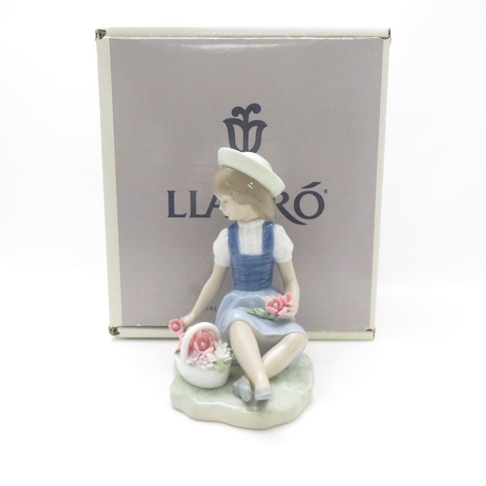 美品 LLADRO リヤドロ 1287 花を摘む少女 フィギュリン 置物 陶器人形 廃盤 絶版 インテリア SC9345G2 【中古】