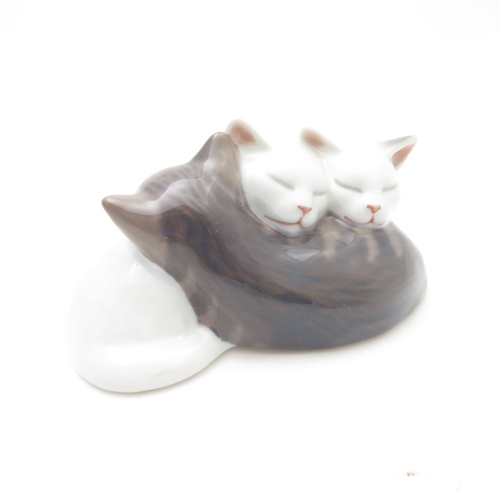 美品 ROYAL COPENHAGEN ロイヤルコペンハーゲン 3匹の眠り猫 スリーピングキャット 304 フィギュリン アニマル 置物 陶器 オブジェ インテリア SU13399L1 【中古】