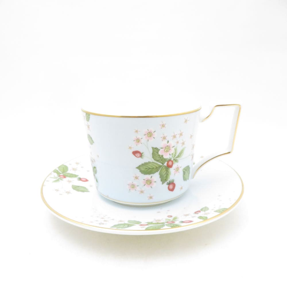 美品 WEDGWOOD ウェッジウッド ワイルドストロベリーブルーム ティーカップ＆ソーサー デルフィ 金彩 英国 希少 レア SU13864B3 【中古】