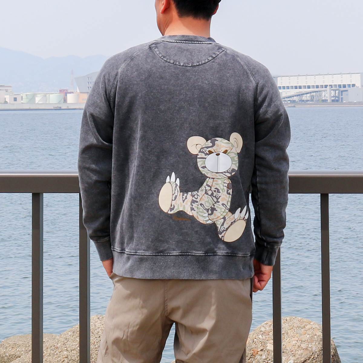ARMY BEAR PIGMENT CREW SWEAT