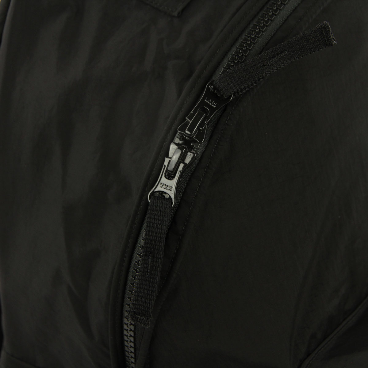 ���ȡ��󥢥����� ��� ��ǥ����� �Хå��ѥå� ������ STONE ISLAND �ʥ����� �� ���å����å� �ե���ȥݥ��å� �����㥹���֥�ѥåɥ��ȥ�å� COATED NYLON METAL IN ECONYL BACKPACK 18L BLACK 9200010 V0029