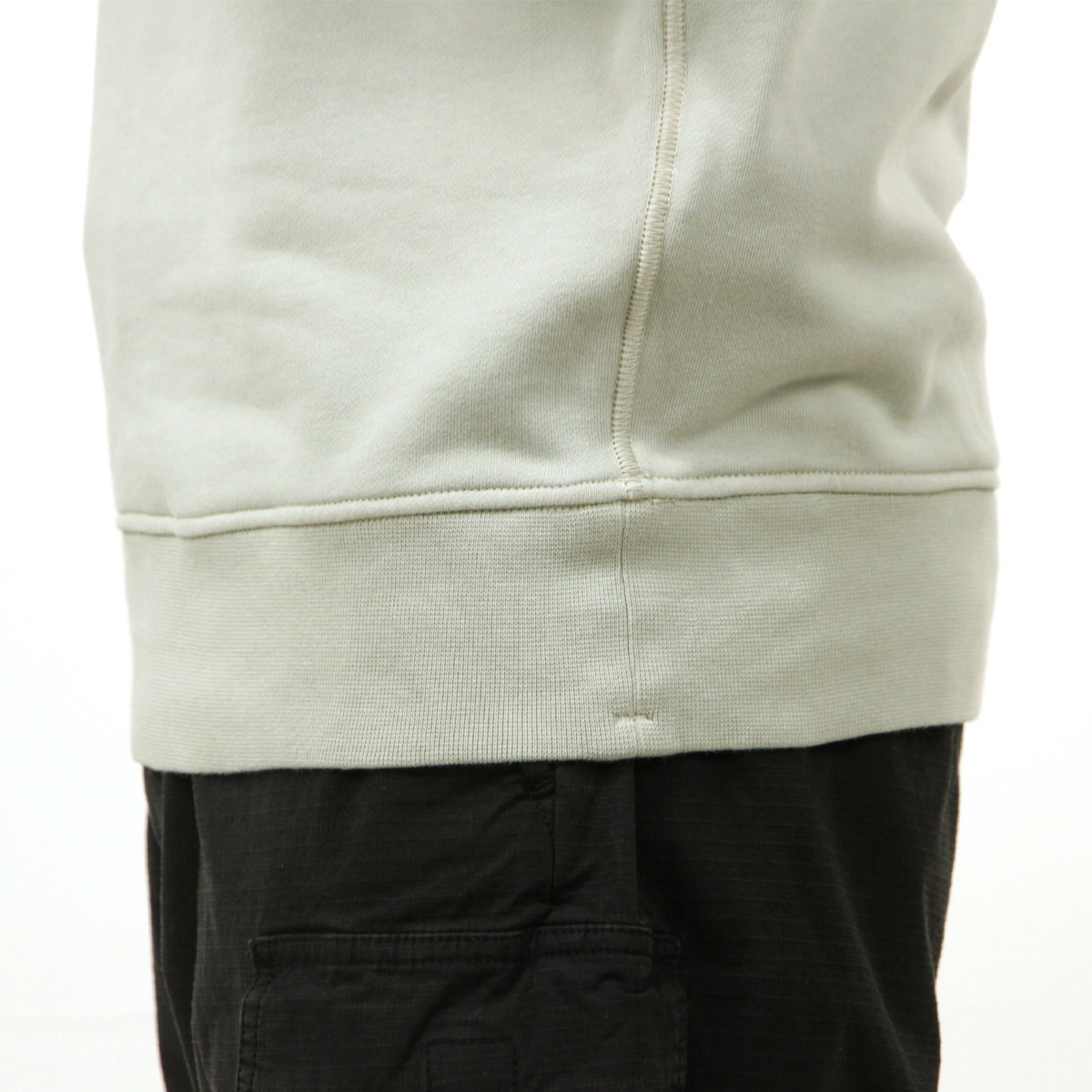 ���ȡ��󥢥����� ��� �������å� ������ STONE ISLAND ���롼�ͥå� ����ץ� �ȥ졼�ʡ� ORGANIC COTTON FLEECE GARMENT DYED REGULAR-FIT CREWNECK SWEATSHIRT PEARL GREY 6100060 S0051 V0061