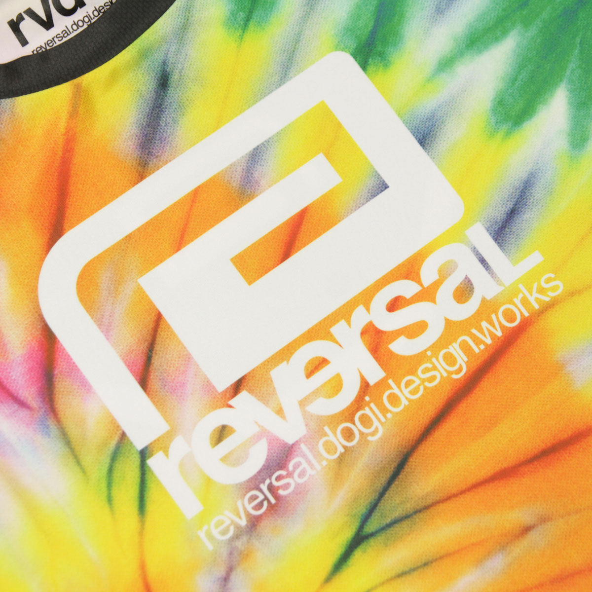 ��С����� ��� ��å��奬���� ��������Ź REVERSAL �������� Ⱦµ ���롼�ͥå� TIE DYE SHORT RASH GUARD �������ގ� rv25ss604-MX RED-BLUE-YELLOW A06B B1C C1D D1E E11F