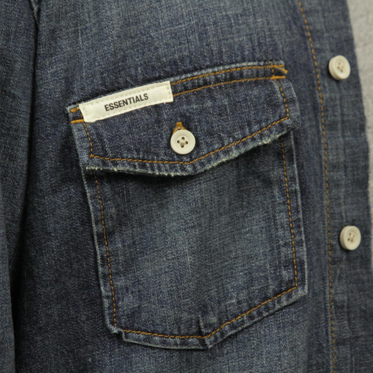 �ե������֥��å� fog essentials ����� ��� ������ FEAR OF GOD Ĺµ�ǥ˥ॷ��� FOG - FEAR OF GOD ESSENTIALS DENIM LONG SLEEVE BUTTON UP SHIRT DARK INDIGO AA5B B1C C1D D6E E06