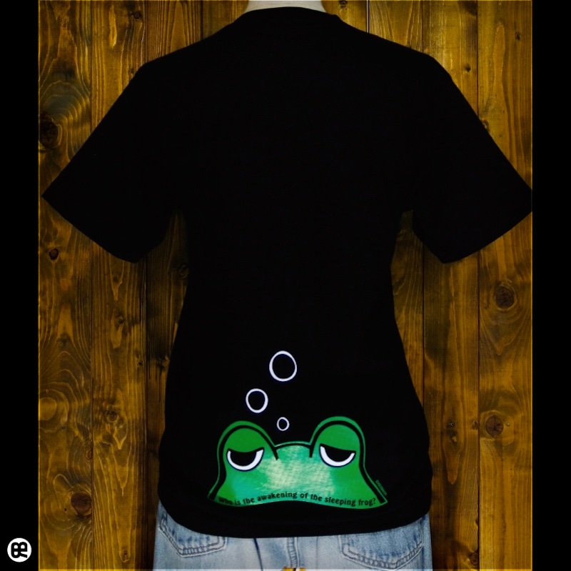 眠れるカエル : ディープブラック：Tシャツ