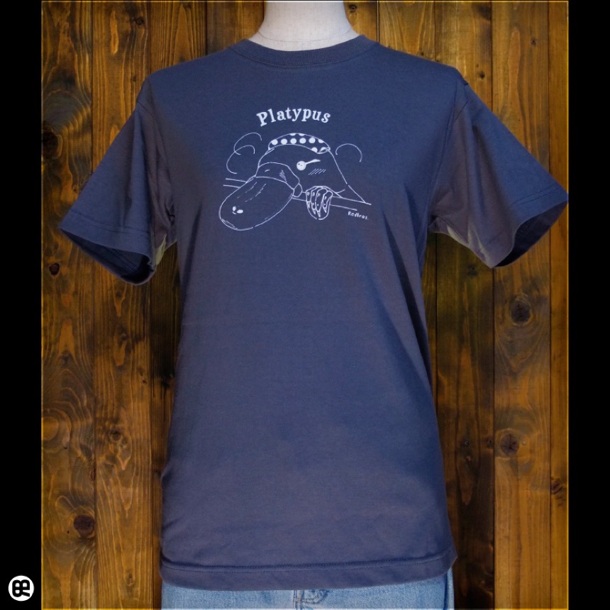カモノハシと一緒：ダークグレー：Tシャツ