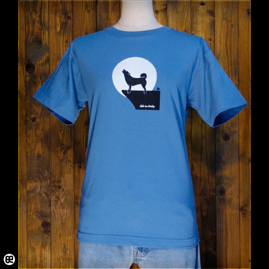柴犬の遠吠え：スレート：Tシャツ