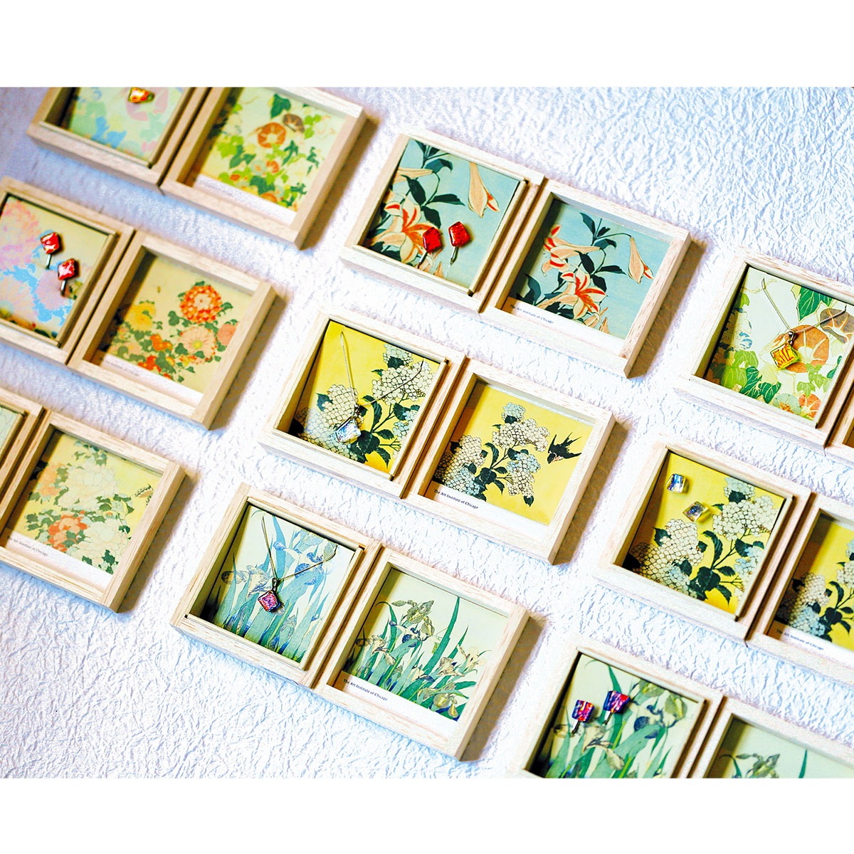 葛飾北斎《花鳥画集 牡丹に蝶》＞イヤリング | ayanofukumura
