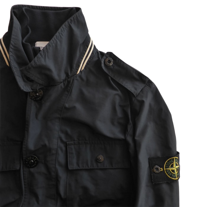 ���ȡ��󥢥����� ��STONE ISLAND�� �ݥꥨ���ƥ� �ʥ����� ���ե��ꥸ�㥱�å� 12SS ���ݡ���å� M �֥�å� 561542022 ������ ��󥺡���š� 