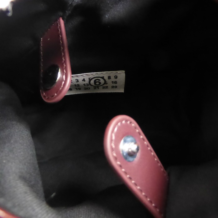 �᥾�� �ޥ른���� ��Maison Margiela�� MM6 ����ѥˡ��� ���饷�å� �ݥꥦ�쥿�� �������ܥǥ��Хå� SB6WD0026 TAWNYRED�ڿ��ʡ� 