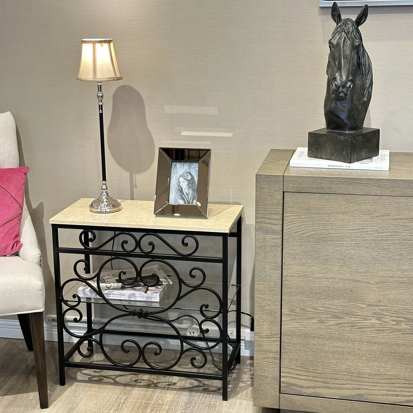 サイドテーブル ロートアイアン 大理石 レトロ アンティーク アンティーク風のサイドテーブル、大理石天板✕アイアンフレームの