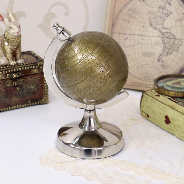 革製の地球儀です50年前の物で古さが良くアンティークな置物としてご利用下さい 革製の地球儀です50年前の物で古さが良くアンティーク