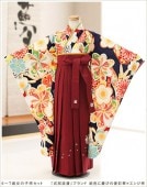 卒園式　女の子袴e 「式部浪漫」ブランド 紺色に慶びの愛彩華×エンジ袴　h7240【フルセットレンタル】〔袴レンタル〕〔卒園〕〔謝恩会〕〔着物レンタル〕〔幼稚園〕〔保育園〕〔卒業式〕〔子供着物〕〔ハイ