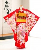 七五三レンタル　赤地に彩りの祝花鞠 j7009【７歳女児/女の子七五三】《レンタル七五三》《753レンタル》〔子供着物〕〔2022〕〔貸衣装〕〔七歳〕〔7才〕〔しちごさん〕|女の子七五三《３歳/５歳/