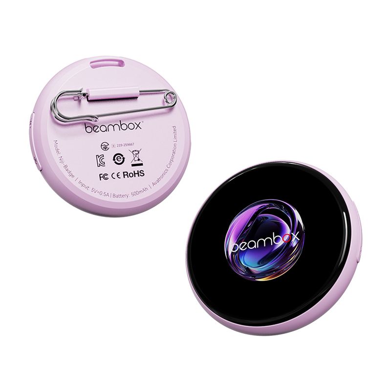Beambox Niji Badge Pink デジタルバッジ ( 1.53インチ IPS タッチスクリーン 360×360ピクセル 画像共有 AI機能 JPG GIF PNG 8MB 安全ピン ストラップ ) ピンク