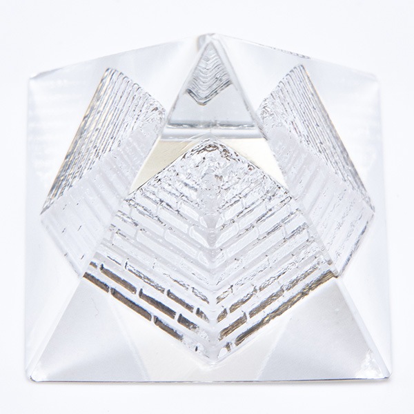 ミニ・クリスタルガラス製ピラミッド置物 四角錐 3.6cm Egypt エジプト