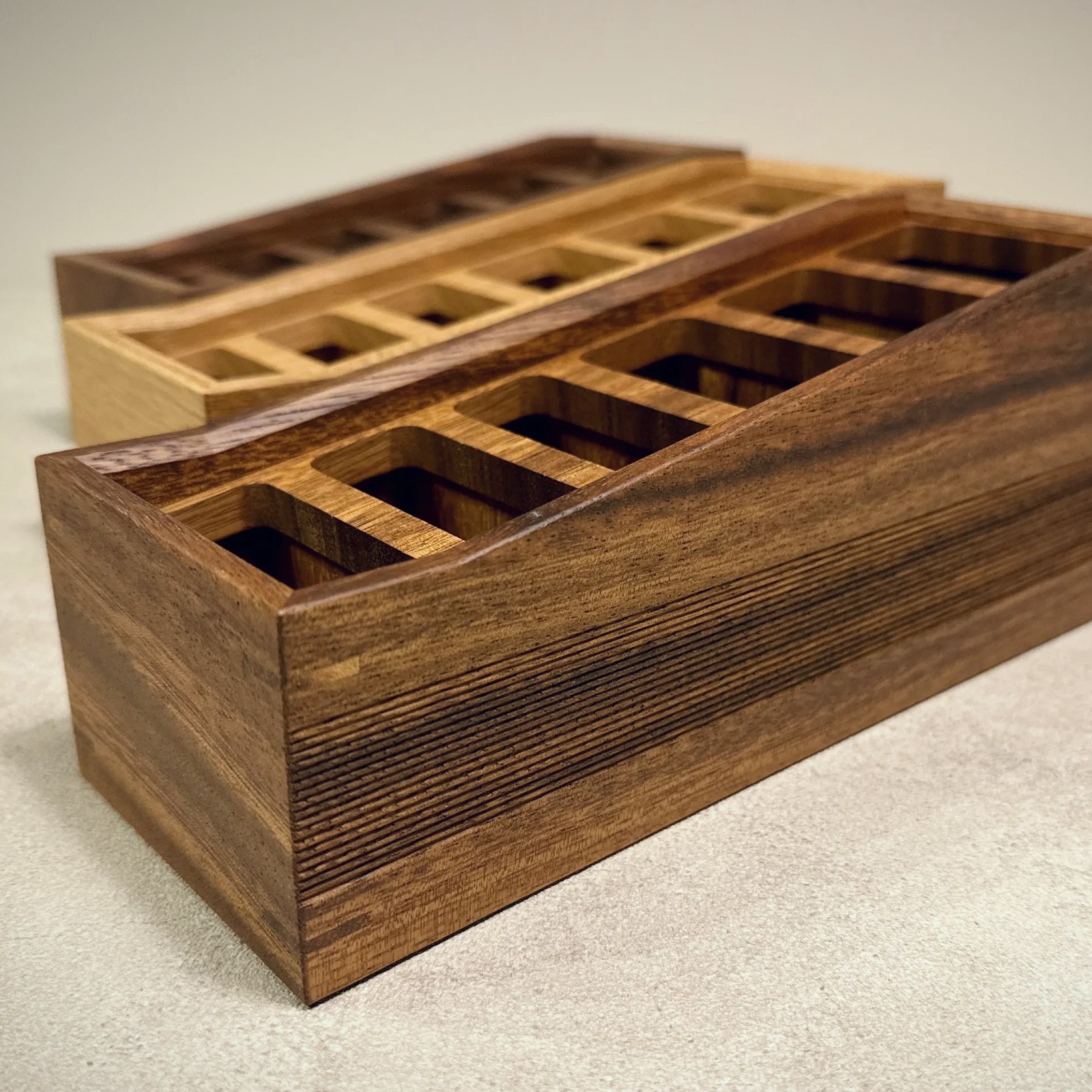 Walnut製　リモコン収納スタンド  ◆Woody’s Plus Store Walnut製 リモコン収納スタンド | woodyplus
