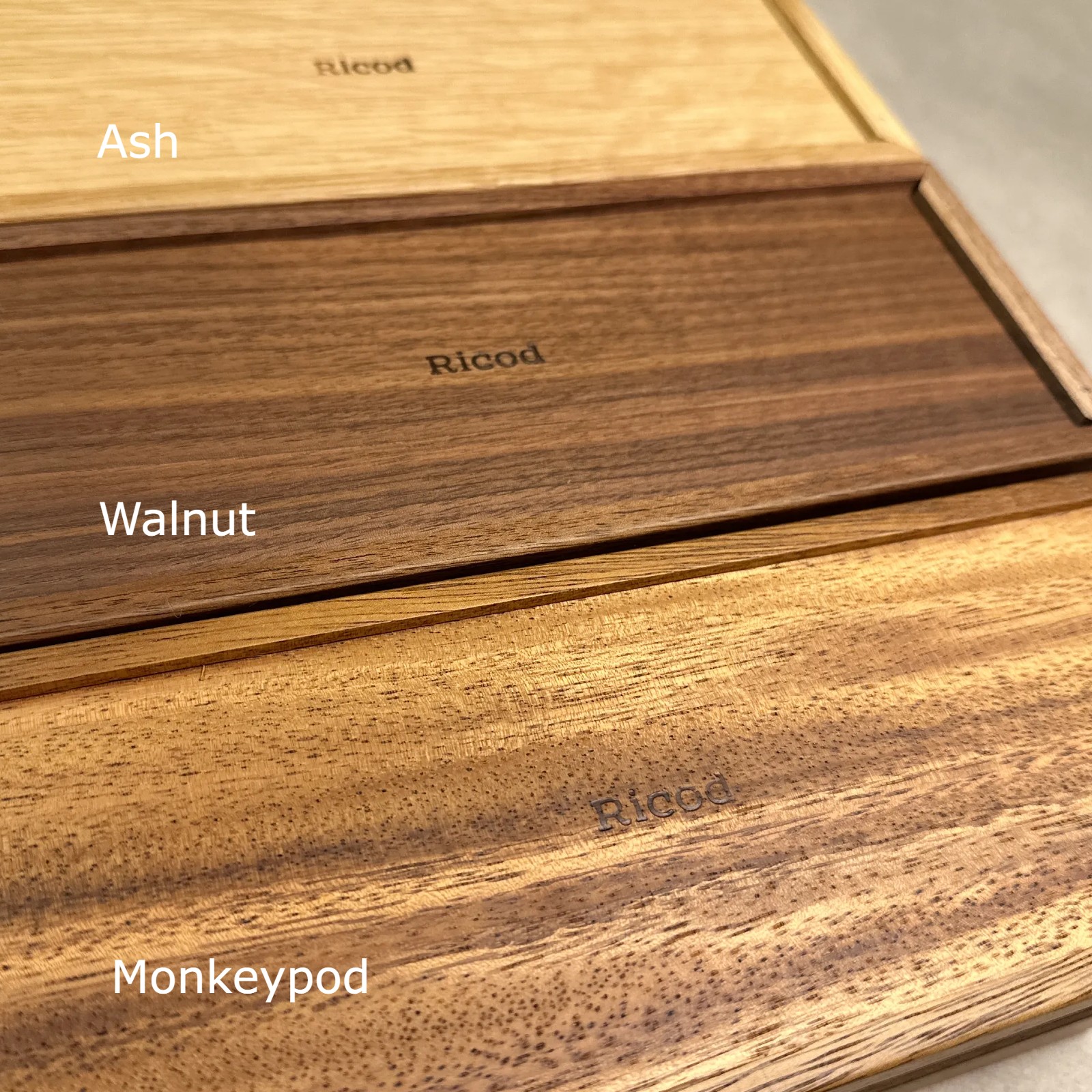 Walnut製　リモコン収納スタンド  ◆Woody’s Plus Store Walnut製 リモコン収納スタンド | woodyplus