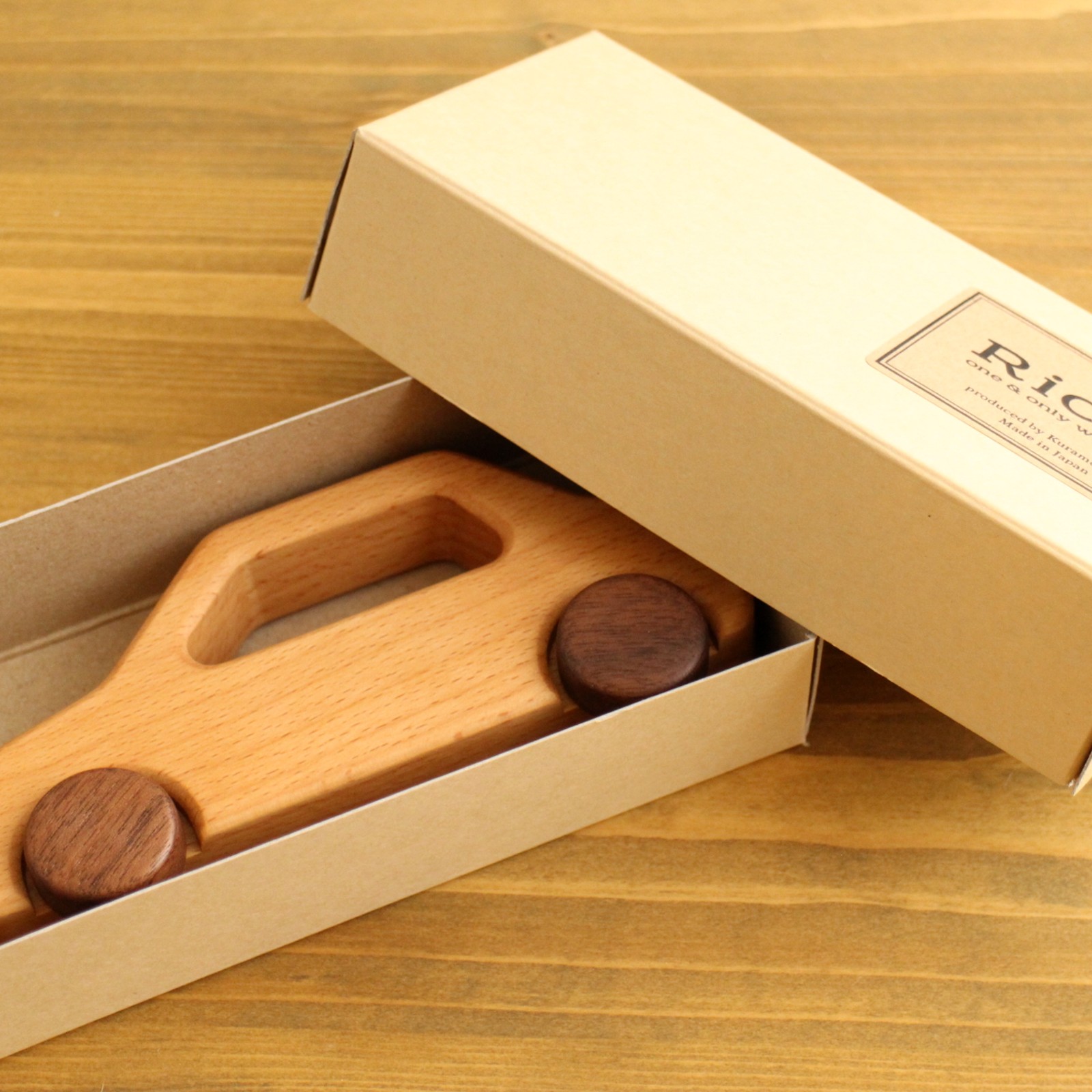 木のくるま　‐セダン‐